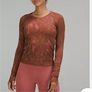 Lululemon Swiftly Tech L/S Shirt 2.0 in Shadow Bloom Roasted Brown/Brier
Rose